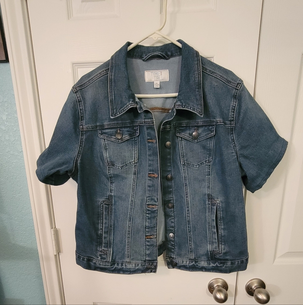 Time and Tru Short Sleeve Denim Jacket in Medium Blue